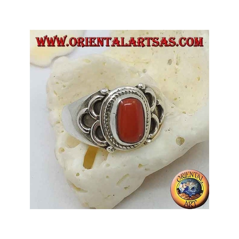 Anello in argento con corallo naturale ovale di origine antica tibetana con semicerchi sui lati