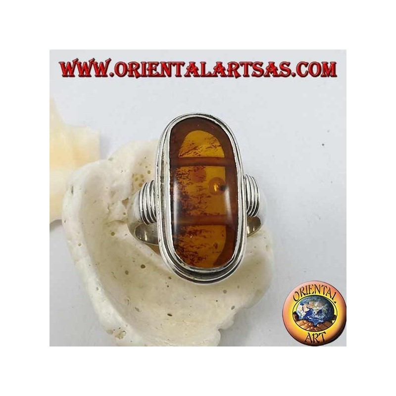 Anello in argento con ambra naturale ovale di origine antica tibetana e montatura a righe