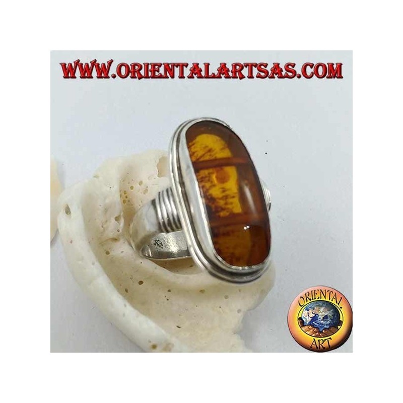 Anillo de plata con ámbar natural ovalado de origen tibetano antiguo y marco rayado