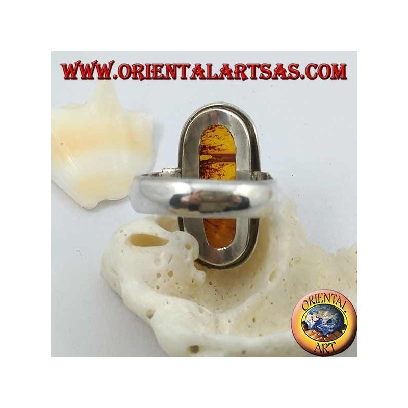 Anello in argento con ambra naturale ovale di origine antica tibetana e montatura a righe
