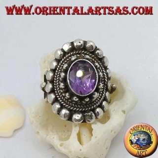 Anillo de plata con amatista ovalada natural en un marco de estilo nepalés con discos y trenzas