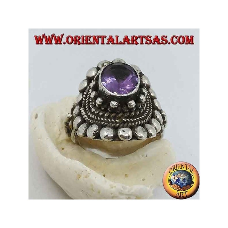 Silberring mit natürlichem ovalem Amethyst auf einem Rahmen im nepalesischen Stil mit Scheiben und Zöpfen