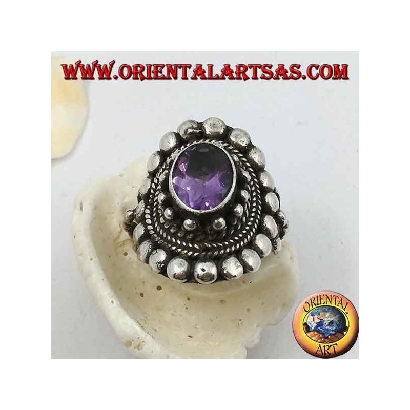 Bague en argent avec améthyste ovale naturelle sur une monture de style népalais avec disques et tresses
