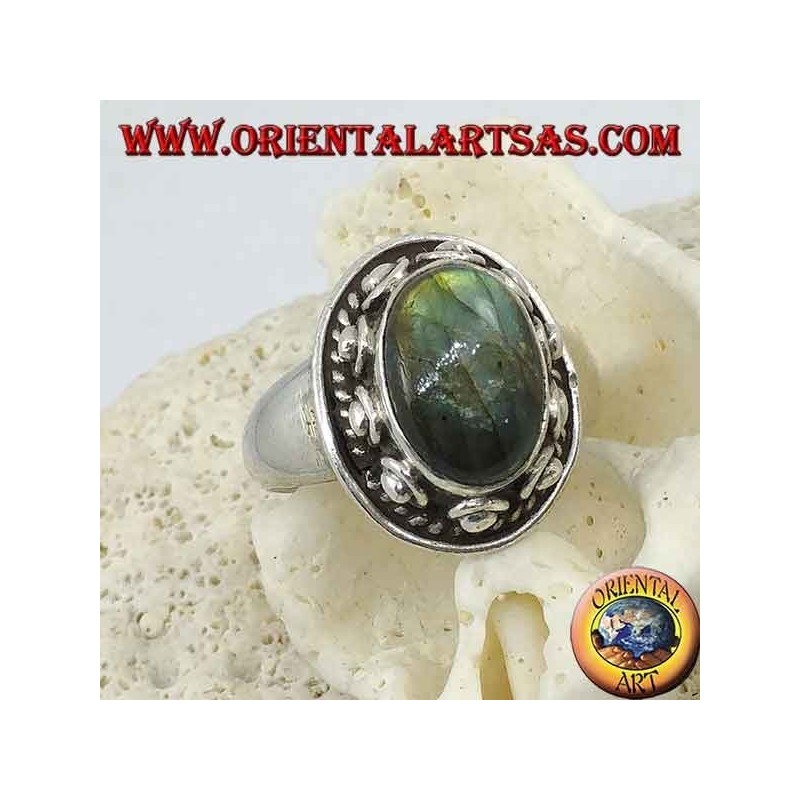 Bague en argent avec labradorite ovale entourée de clous et de tresses