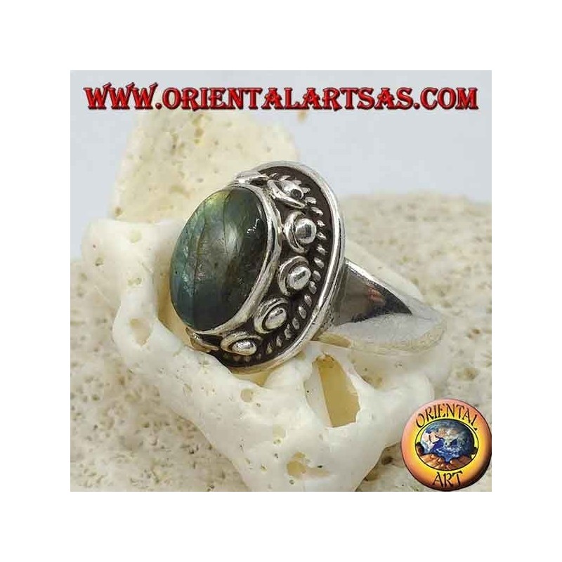Bague en argent avec labradorite ovale entourée de clous et de tresses