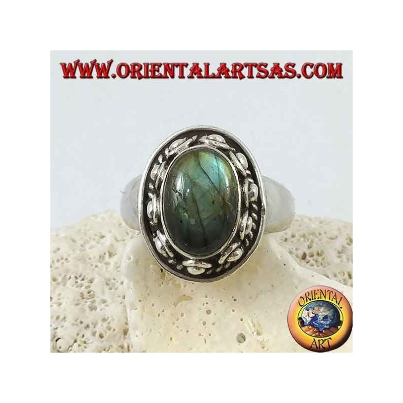 Anillo de plata con labradorita ovalada rodeada de tachuelas y trenza