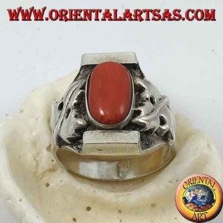 Anillo de plata con coral ovalado tibetano antiguo y engaste nepalés con hojas de laurel a los lados