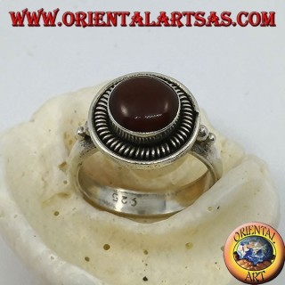 Bague en argent avec cornaline ronde en relief dans le cercle et rayures