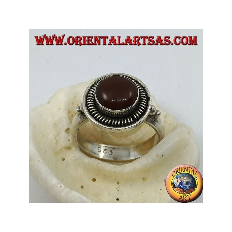 Bague en argent avec cornaline ronde en relief dans le cercle et rayures