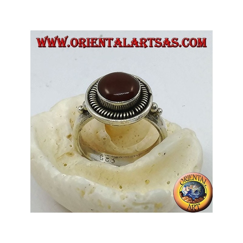 Anillo de plata con cornalina redonda levantada en círculo y rayas.