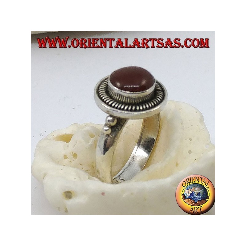 Anillo de plata con cornalina redonda levantada en círculo y rayas.