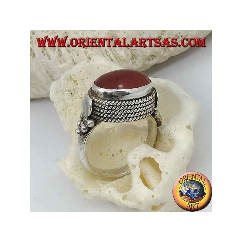 Anillo de plata con cornalina ovalada natural lateralmente rodeada por cuatro hileras de puntos