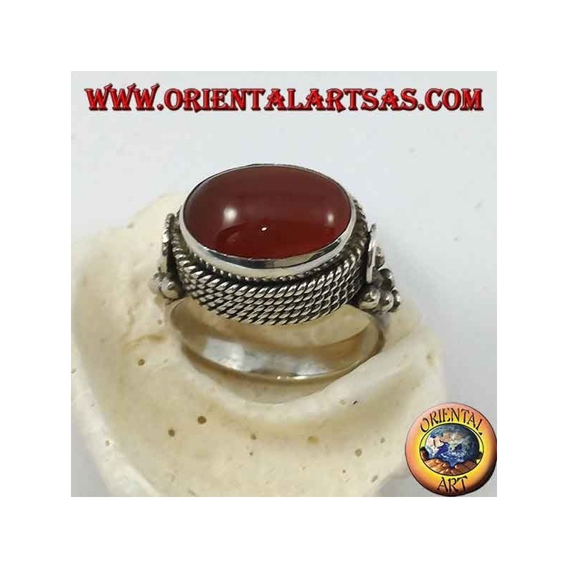 Bague en argent avec cornaline ovale naturelle sur le côté entourée de quatre rangées de points