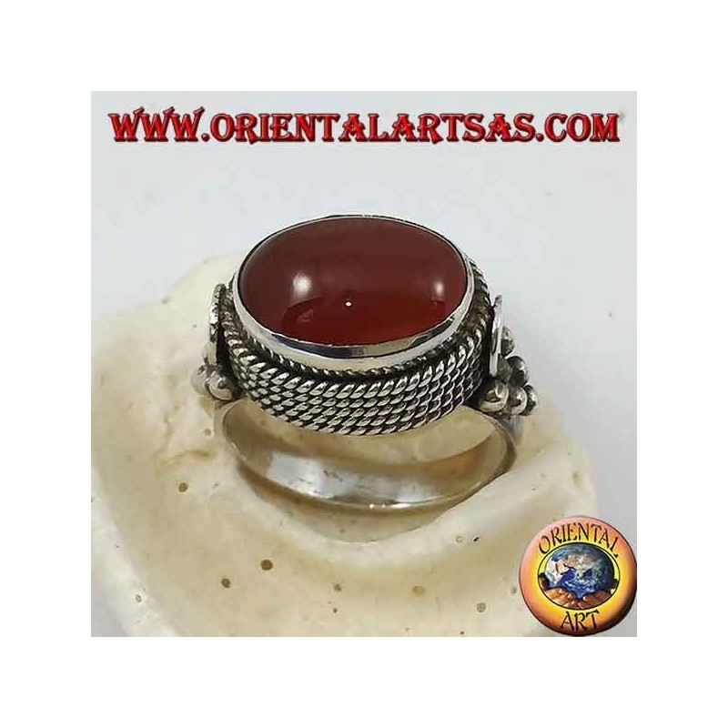 Bague en argent avec cornaline ovale naturelle sur le côté entourée de quatre rangées de points