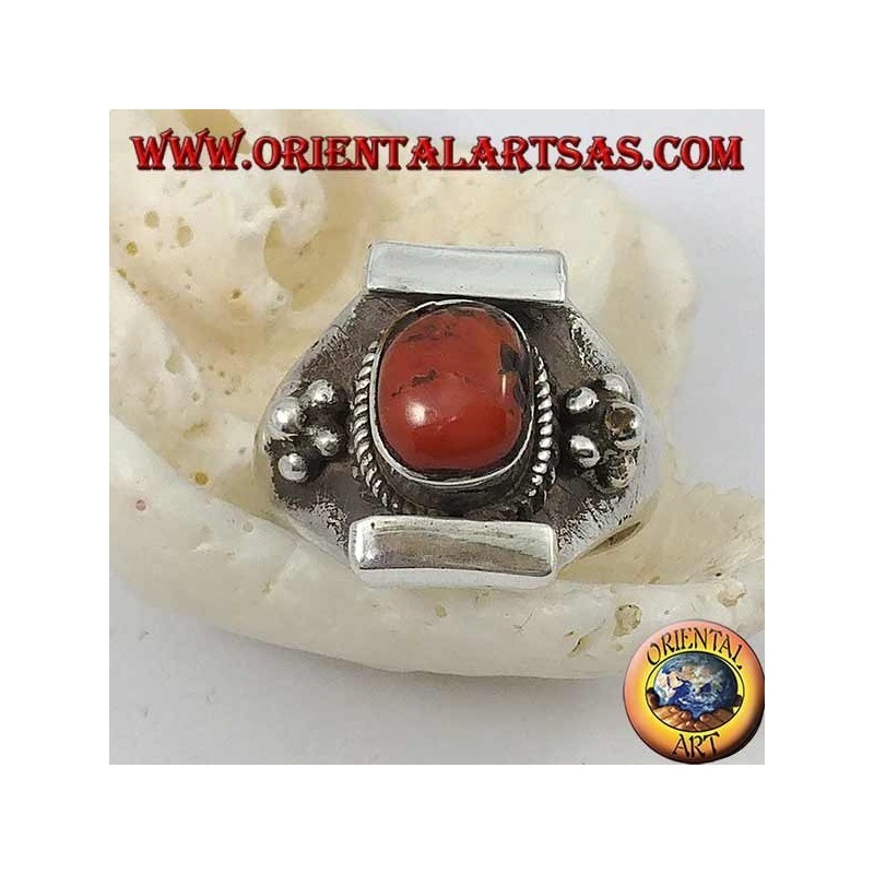 Anello in argento con corallo ovale antico Tibetano e montatura Nepalese con fiorellino sui lati