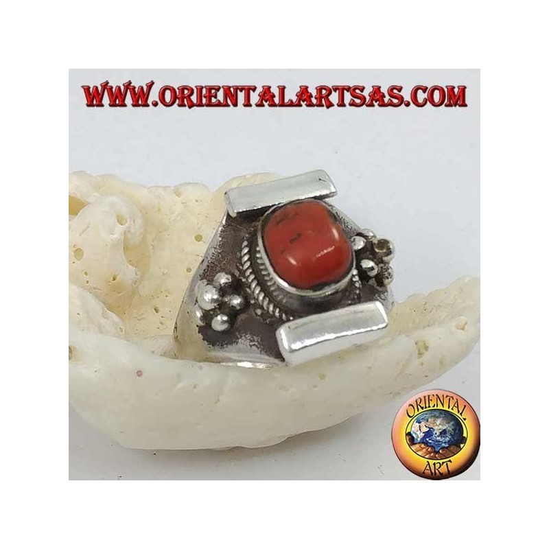 Anillo de plata con coral ovalado tibetano antiguo y engaste nepalés con flor en los lados
