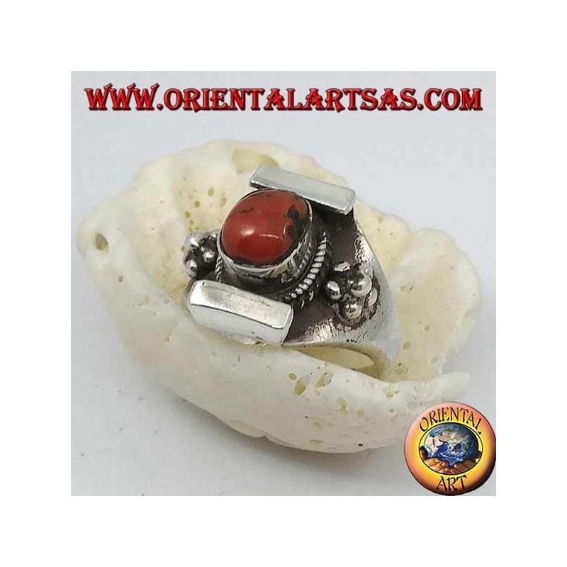 Bague en argent avec corail ovale tibétain antique et monture népalaise avec fleur sur les côtés