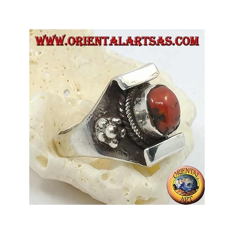 Anillo de plata con coral ovalado tibetano antiguo y engaste nepalés con flor en los lados