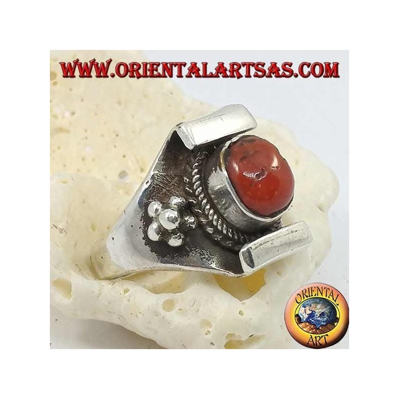 Anello in argento con corallo ovale antico Tibetano e montatura Nepalese con fiorellino sui lati