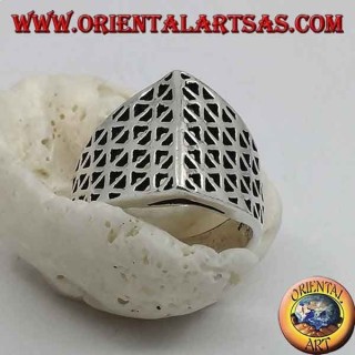 Anillo de plata con una banda puntiaguda en el centro con decoración de trinagoli calado