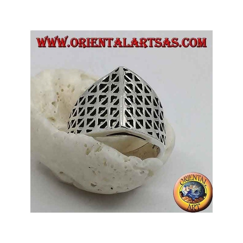 Bague en argent avec une bande pointue au centre à décor de trinagoli ajouré