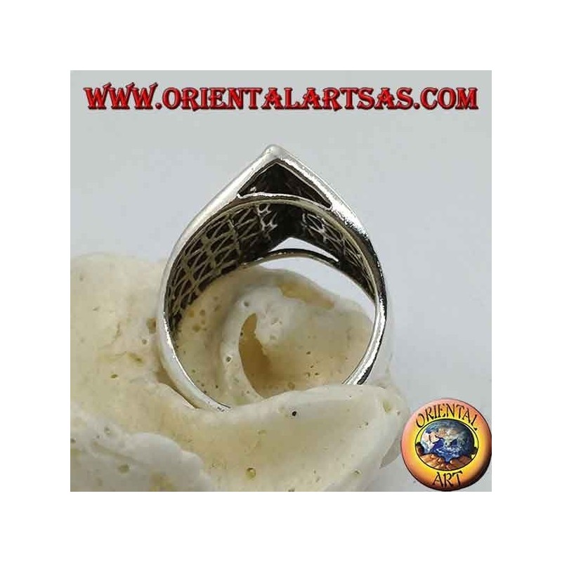Bague en argent avec une bande pointue au centre à décor de trinagoli ajouré