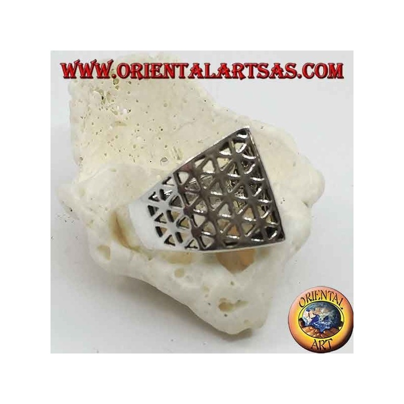 Bague en argent avec une bande pointue au centre à décor de trinagoli ajouré