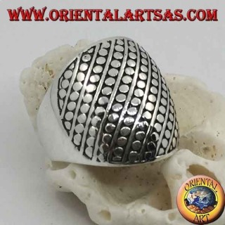 Anillo de plata con una banda redondeada con decoración de disquete y líneas oblicuas.