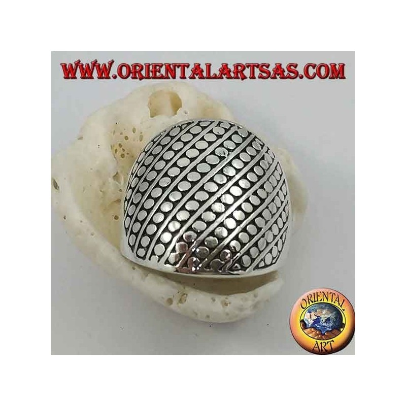 Anillo de plata con una banda redondeada con decoración de disquete y líneas oblicuas.