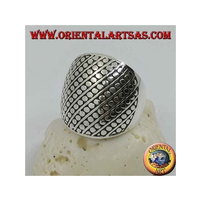 Anillo de plata con una banda redondeada con decoración de disquete y líneas oblicuas.