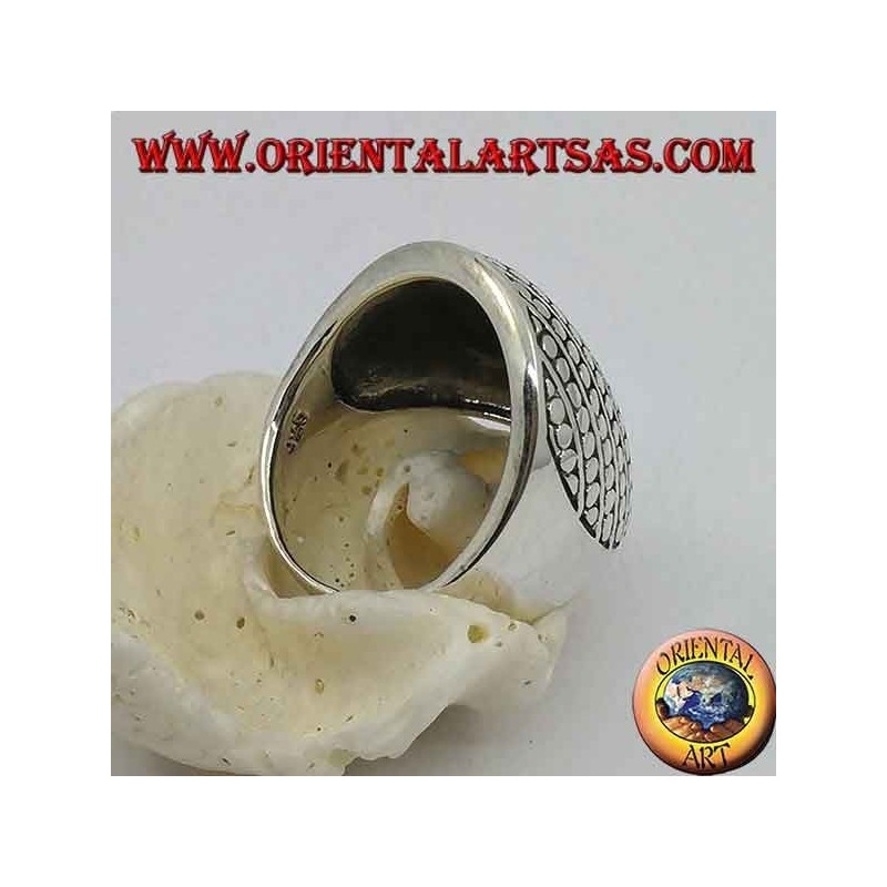 Anello in argento a fascia bombato con decorazione a dischetti e linee oblique