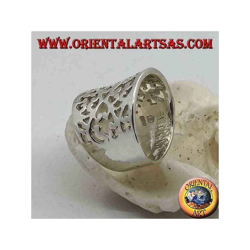 Bague en argent à bande concave à décor floral perforé dense