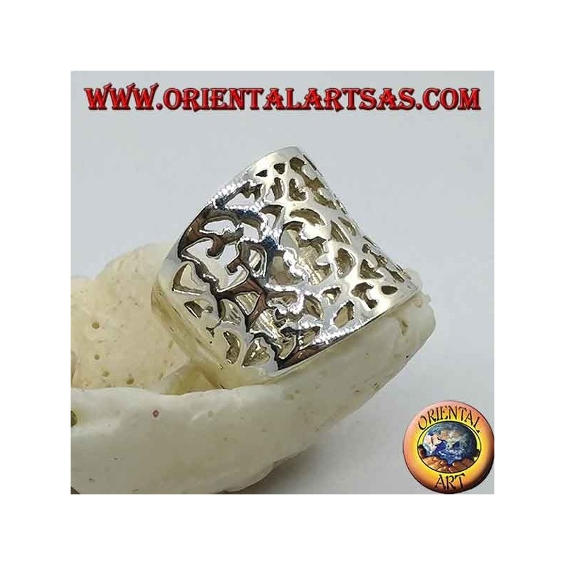 Anillo de plata con banda cóncava con densa decoración floral perforada