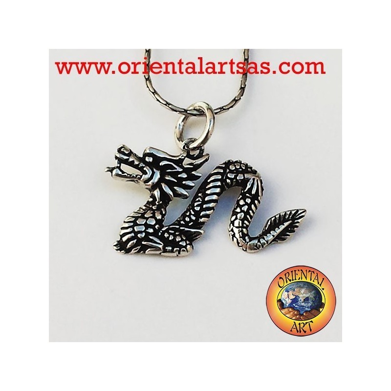 Pendentif en argent 925 représentant le dragon chinois, emblème de sagesse et de prospérité.