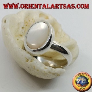 Anello in argento con madreperla ovale larga incastonata a filo bordo