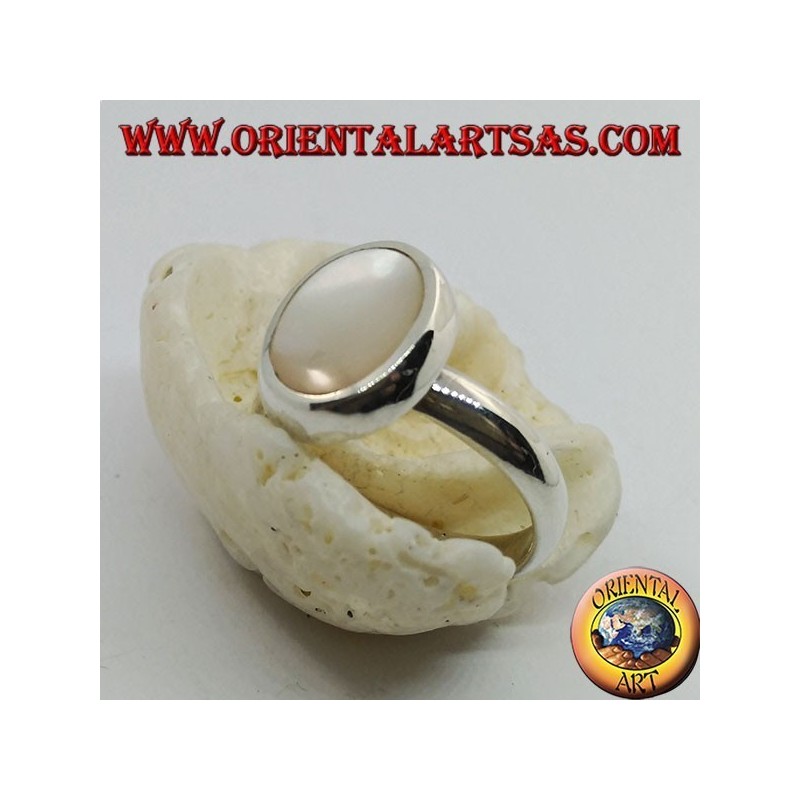 Bague en argent avec grand nacre ovale sertie au ras du bord