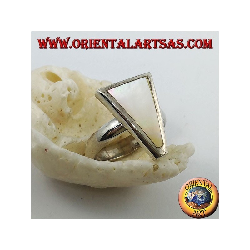 Bague en argent avec triangle isocèle en nacre sertie au ras du bord