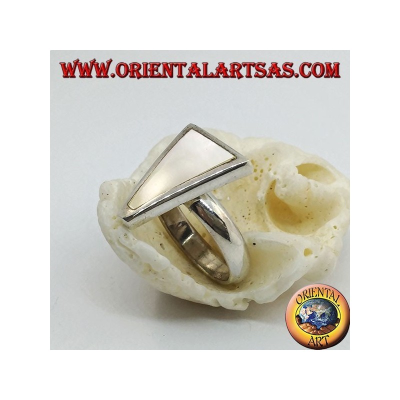 Anello in argento con madreperla a triangolo isoscele incastonata a filo bordo
