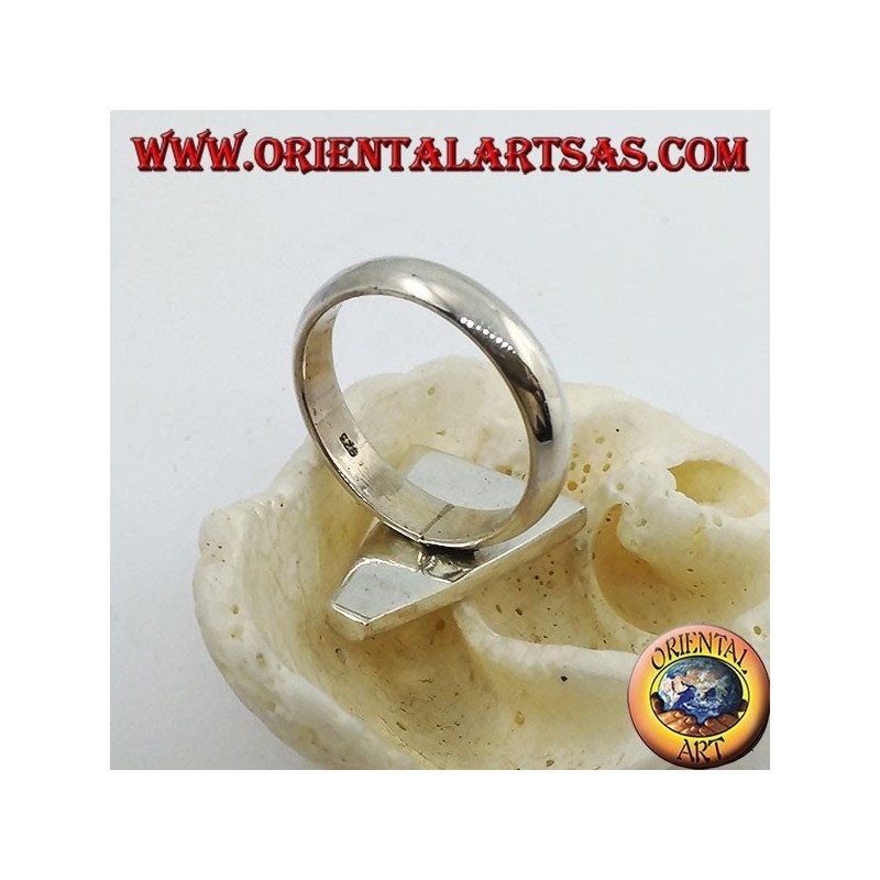 Anillo de plata con triángulo isósceles de nácar engastado con el borde