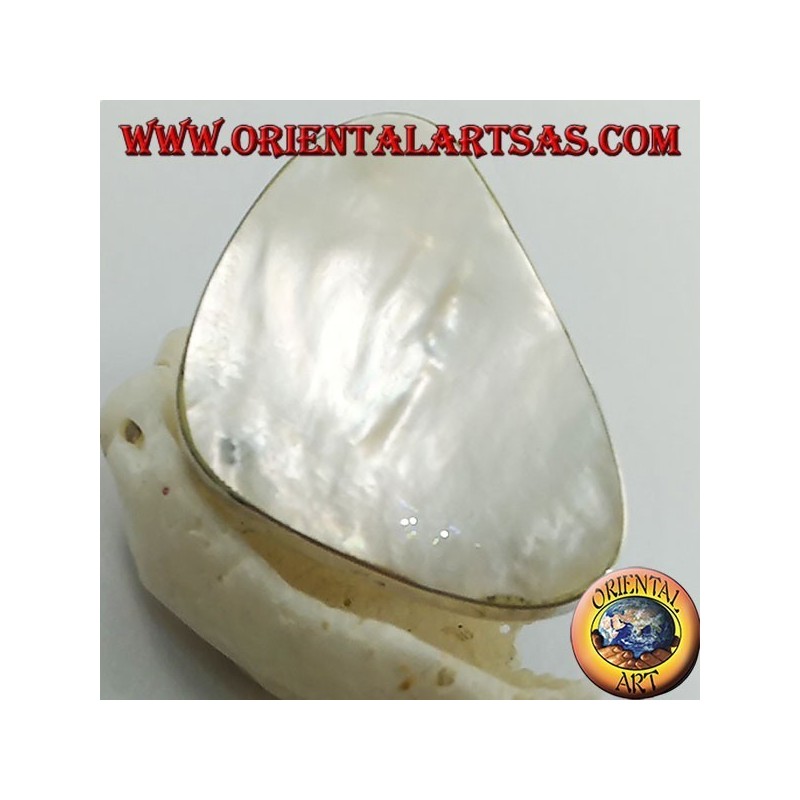 Anello in argento con madreperla triangolare tondeggiante incastonata regolabile (free size)