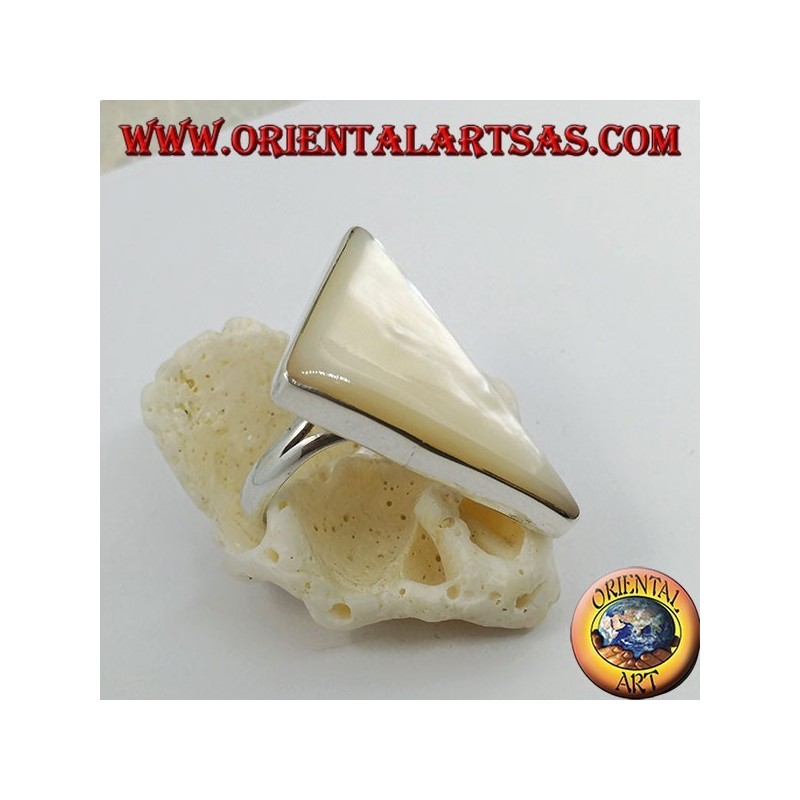 Anillo de plata con triángulo escaleno de nácar engastado en un marco liso