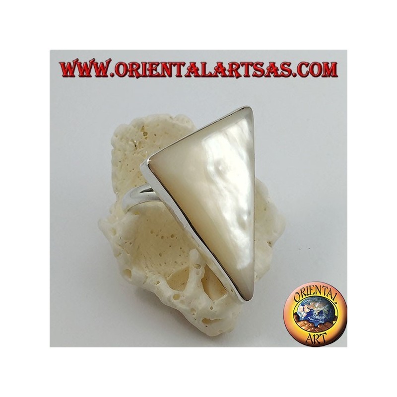 Anello in argento con madreperla a triangolo scaleno incastonata su montatura liscia