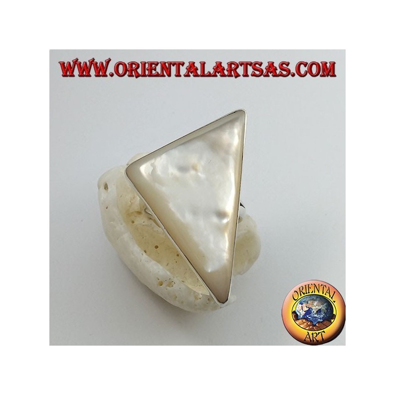Anello in argento con madreperla a triangolo scaleno incastonata su montatura liscia