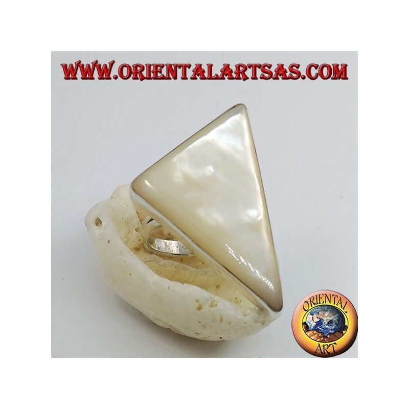 Bague en argent avec triangle scalène en nacre sertie sur une monture lisse