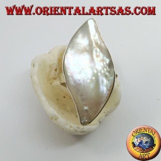 Anello in argento con madreperla ovale sinuosa regolabile (free size)