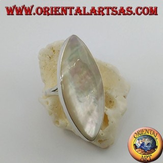 Bague en argent avec nacre ovale pointue sertie sur une monture lisse