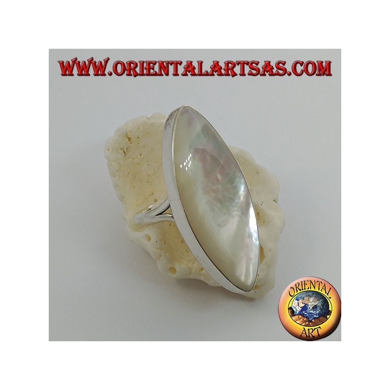 Bague en argent avec nacre ovale pointue sertie sur une monture lisse