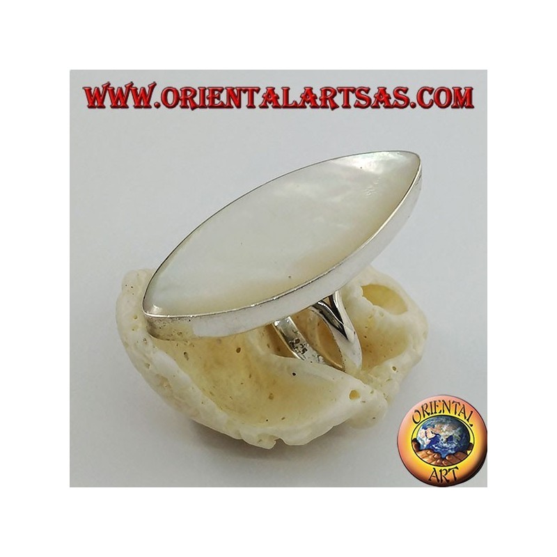 Bague en argent avec nacre ovale pointue sertie sur une monture lisse