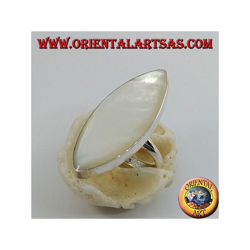Bague en argent avec nacre ovale pointue sertie sur une monture lisse