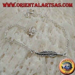 Pulsera de plata suave con cadena con pluma en el centro.